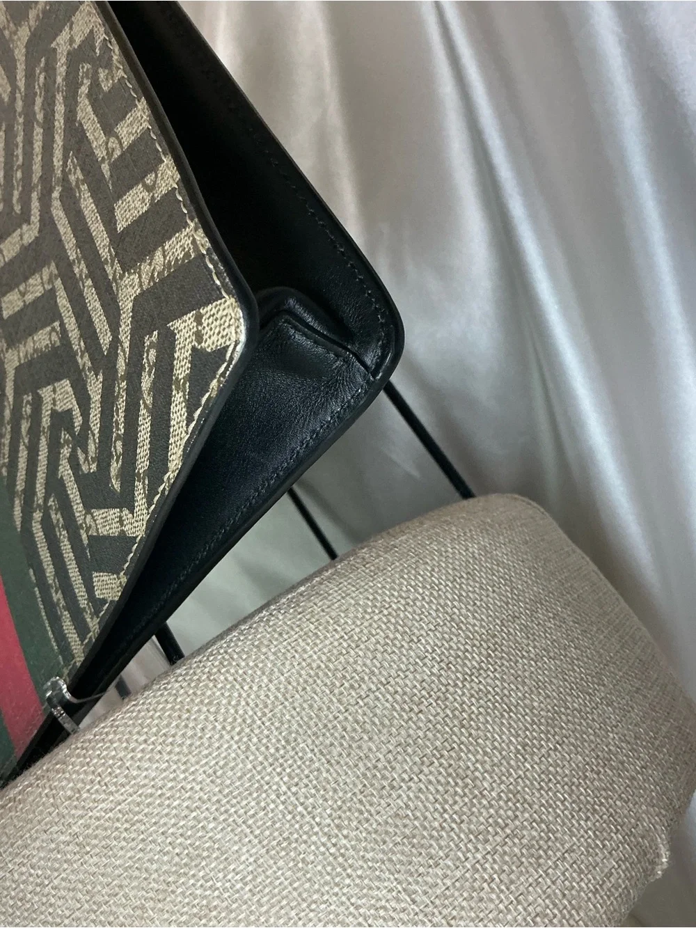 EUC Gucci Black Brown Signature Web Stripe Bee Messenger Clutch